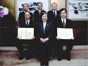 前列左より、藤代氏、堂本知事、山本